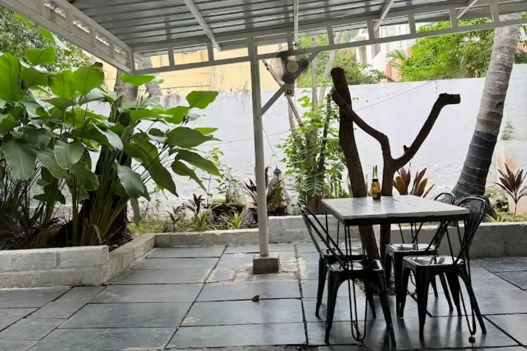Roy's Cafe seating